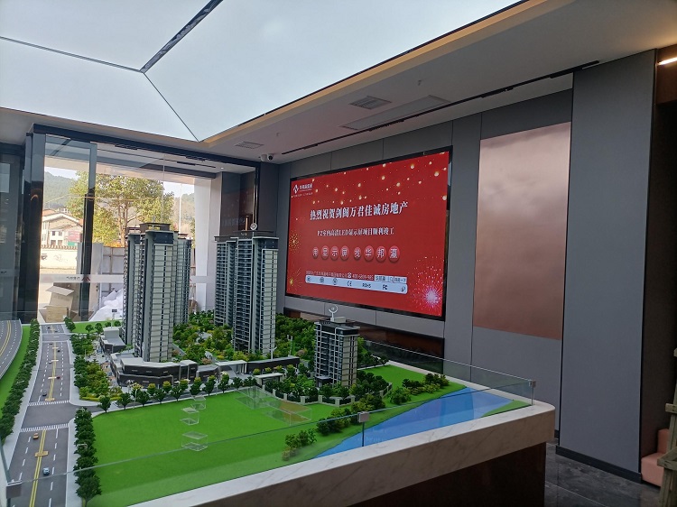 如今，在劍閣萬君佳城房地產(chǎn)售樓處，P2室內(nèi)LED顯示屏憑借優(yōu)越的可視性和強(qiáng)烈的視覺沖擊力，成為售樓處宣傳的得力助手。